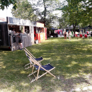 Kotimaisen Kossun kyläbaari ja hollantilaisen DeKuyperin kojut sulassa sovussa.