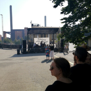 Radio Helsinki Stagella raikasi monenlainen musiikki, mutta ei sellainen, mistä tällainen vanha örmy nauttisi. Väenpaljous ei tässä vaiheessa vielä vaivannut.