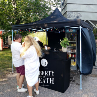 Liberty or Death on cocktailbaari Helsingin keskustassa, jossa minulla oli aikomus käydä ennen festareita, vaan toisinpa kävi. Niin ja tuo miesasiakas on minun serkku ja nainen hänen vaimonsa.