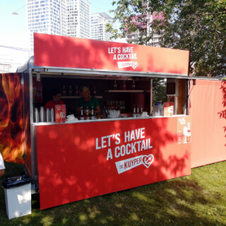 DeKuyperin kojulla oli monenlaisia liköörejä esillä ja luonnollisesti niistä valmistettuja drinkkejä tarjoilla.