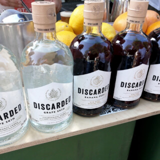 Chardonnay-rypäleiden kuorta on käytetty vodkan maustamiseen ja banaanien kuorta puolestaan rommin maustamiseen. Näin se hävikki maailmassa vähenee!