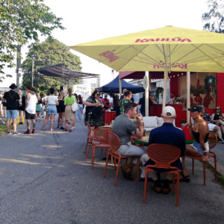 Kahlua-kahviliköörin kojulta sai espresso Martineja. Tämä oli niitä harvoja kojuja joilla oli tuoleja asiakkaille <3