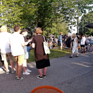 Illan edetessä väkeä alkoi kerääntymään mukavasti lisää. Miksipä ei olisikaan, kun tarjolla oli aurinkoa ja alkoholia. Niin ja "musiikkia".