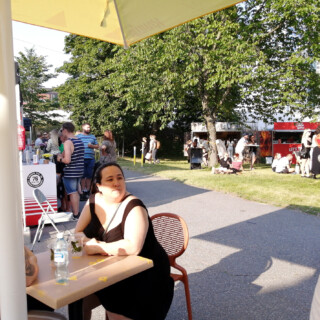 Minäkin pääsin hyödyntämään Kahlua-kojun tuoleja. Vasemmalla Nålla, hard seltzerin eli kovan soodan valmistaja. Juomassa hiilareita pyöreät nålla. Kuulin muuten, että yrittäjä on Utsjoelta. Arvostan!