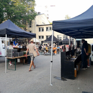 Näistä kahdesta teltasta tarjoiltiin viiniä alapihan "ruokatorilla". Tarjolla oli ainakin jotain punaista ja jotain valkoista, enhän minä viineistä mitään tiedä kun en sitäkään juo (kalja on se toinen). Niin ja olihan tuolla alatorilla tosiaan kuvassakin näkyvä Kombucha-telttakin.