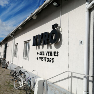 Ensimmäinen Kyrö-kyltti ei hieman yllättäen sisältänytkään sanaa distillery tai tislaamo.