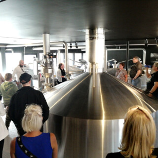 Opas (perällä, musta paita, valkoinen pusakka) oli asiansa tunteva ja kuuluvan äänen omaava, siis hyvällä tavalla.