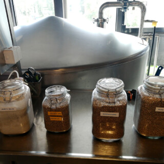 Ruisviski tehdään tietenkin rukiista ja tulossa on myös ehkä jo tänä vuonna savuinen viski. "Peated" termiä käytetään juuri esim. Islayn saarella valmistetuista savuisista skottiviskeistä. "Peat" on turve, jota polttamalla savu syntyy.