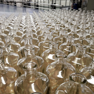 Pullottamossa tuhanneet ja taas tuhannet tyhjät Kyrö-pullot odottivat vuoroaan. Pullon muoto on muuttunut vuosien saatossa. Aluksi käytettiin geneeristä, muidenkin käyttämää pullomallia, mutta nyt malli on oma ja jokaisen pullon pohjassa lukee myös tislaamon nimi lasiin kaiverrettuna.