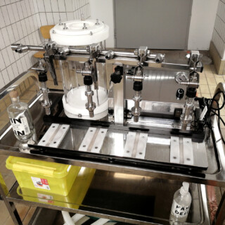 Tämä on ensimmäinen käytössä ollut pullotuskone. Tällaisella laitteella ei nykyisillä tuotantomäärillä enää pysyisi kysynnän mukana.