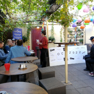 Tuomaristo ja järjestäjätaho rupattelevat ennen kisan alkua.