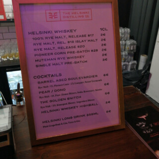Helsinki Distilling Companyn ständin viski- ja drinkkimenu.
