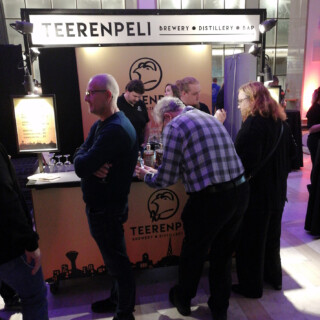 Teerenpeli-tislaamon ständi.