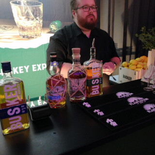 Buskerin ständiltä löytyi myös Plantation-rommeja ja iloinen veijari baarin takaa (tämän kuvan ilme valehtelee).