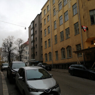 Majapaikkani (taustalla) ja Village Peoplen hittibiisin lähde (etualalla).