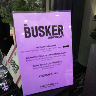 Buskerin drinkkimenu. Maistoin Jeffrey Morgenthalerin tuunaaman Disaronno Sourin ja totesin sen hyväksi. Menusta puuttui valmistuksessa käytetty munanvalkuainen, joka ei varmaan ilahduttanut vegaaneja. Mainitsin asiasta.