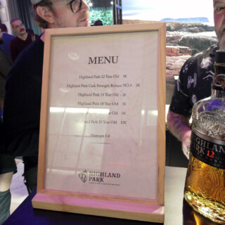 Highland Parkin ständillä sai halutessaan maksaa jopa 12€ yhden senttilitran maistiaisesta. En maksanut., mutta tämä päätös jäi vähän harmittamaan.
