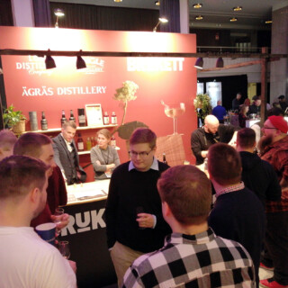 En oikein tiedä kenen ständi tämä varsinaisesti oli. Sillä esiteltiin muutaman tislaamon tuotteita. Lyhyttukkainen baarimestari oikealla oli todella mukava brittinatiivi ja sain päärynän maistumaan päärynältä maistamassani drinkissä.