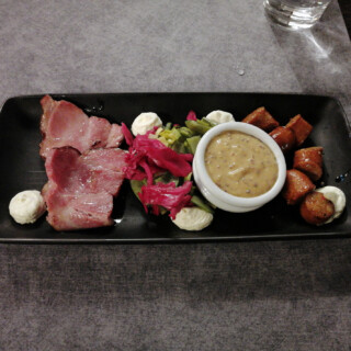 Vltavan alkupala(liha)lautanen: chorizoraakamakkaraa, savukassleria, pikkelöityjä kasviksia, Vltavan sinappia ja piparjuurismetanaa. Savukassler ja sinappi oli parasta A-luokkaa.