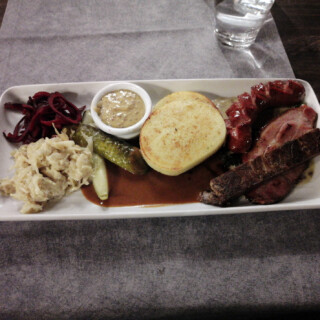 Vltavan pääruoaksi otin mixed grill tšekkiläiseen tapaan: pariloitua häränrintaa, savukassleria, villisika-olutmakkaraa, perunaknöödeliä, suolakurkkua, punajuurta, smetanassa haudutettua hapankaalia, olut-kastiketta, salvia-tattikastiketta ja Vltavan sinappia. Hyvä setti!