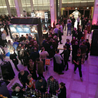 Lisää festaritunnelmaa yläkerrasta kuvattuna.