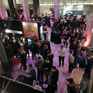 Ja vielä lisää festaritunnelmaa yläkerrasta kuvattuna.