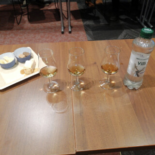 Botranin rommitastingeissä rommeja pariteltiin ruokien kanssa. Ensimmäisessä ruokakipossa oli kuivattua ananasta, tuoretta kookosta ja <jotain>. Toisessa ruokakipossa oli fudgea ja suklaatryffeli. Kolmas ruoka oli vaalea leivänpala, jonka päällä kovaa juustoa ja hunajaa.