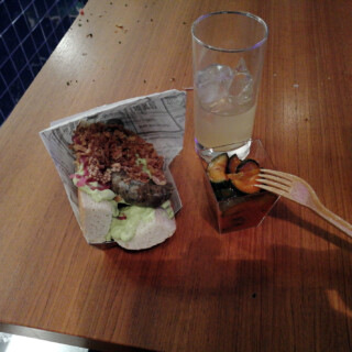 Tämä myytiin Hot Dog -nimellä. Kurkkulisuke erillisessä kipossa myytiin minulle puolihuijaamalla mainitsematta 5€ lisähintaa. Ei se edes ollut hyvää. Hodari oli ihan hyvä, mutta vaikeasti syötävä, jos halusi pysyä siistinä.