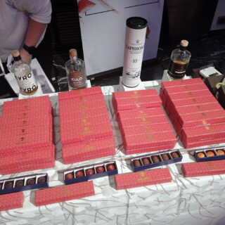 Dammenberg oli tuonut myyntiin neljä viskisuklaata. En tiedä kuuluvatko nämä kaikki heidän perusvalikoimaan, vai oliko jotkut mahdollisesti valmistettu tätä tapahtumaa varten. Ostin itselleni 20 konvehdin rasian, jossa oli 5 kpl kutakin kuvan suklaata. Ne on nyt jo syöty melkein loppuun.