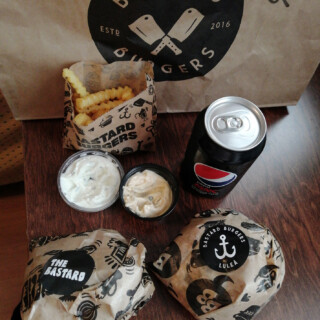 Wolt-lähetti toi hotellille Bastard Burgersin smash-hampparit, joista toinen oli nimetty entisen asuinkaupunkini mukaan. Erityistä plussaa oikeanlaisista ja hyvistä ranskalaisista.