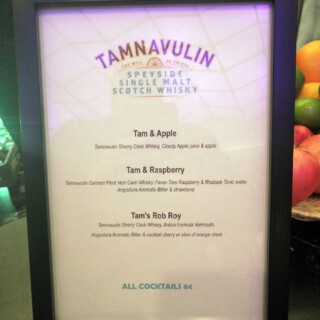 Tamnavulinin ständin drinkkimenu, josta kokeilin keskimmäisen.