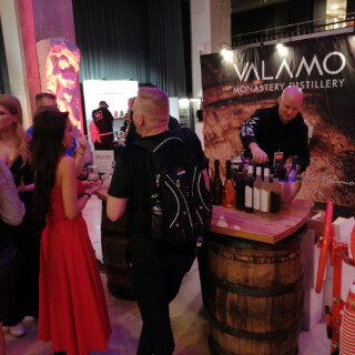 Valamon luostaritislaamon ständillä oli myöhemmin illalla paikalla myös itse tislaajamunkki, joka olikin "Instasta tuttu".