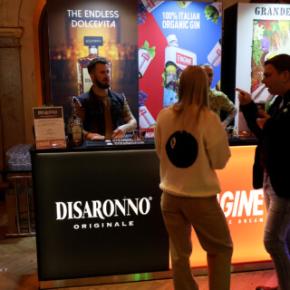 Disaronno mantelilikööri jakoi ständin Engine ginin kanssa.