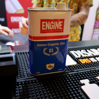 Kyllähän tämä ainakin erikoinen on ginipulloksi. Vaan onko kaunis?