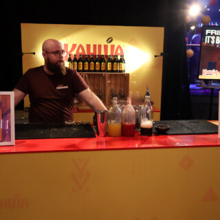 Kahvilikööri Kahlua jakoi ständinsä Absolut vodkan kanssa.