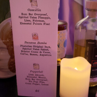 HogoHuoneen drinkkimenu. Olin sattumoisin nauttinut kaksi ensimmäistä edellisiltana HogoHuoneella. Oxacillin oli vaimoni suosikkidrinkki koko tapahtumassa ja se olikin herkullinen.