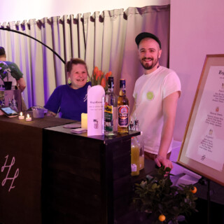 Cocktailbaari HogoHuoneen ravintoloitsija Adrian Rigopulos ja yrityksen instatililtä tuttu henkilökunnan jäsen. Mukava heppu ja intohimoinen rommimies oli iloinen siitä, että Suomesta löytyi ainakin toinenkin rommista innostunut.