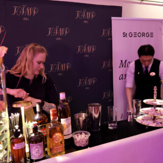 Lilla E, Kämp Bar ja St. George olivat esillä yhdellä pitkällä yhteisellä tiskillä.