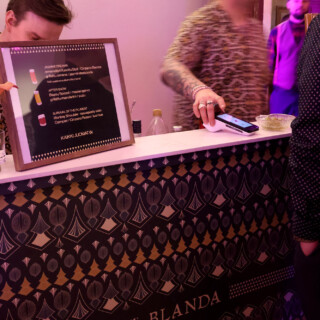 Blandan ständi ja drinkkimenu.