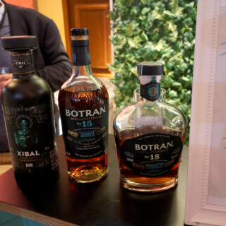 Botran-rommeihin tutustuin syksyllä viskifestareilla. Päätön espanjalaismies taustalla tunnisti/muisti minut.