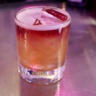 New York Sour (Bar Mate) jossa jokainen sai itse kaataa drinkin pinnalle punaviinifloatin